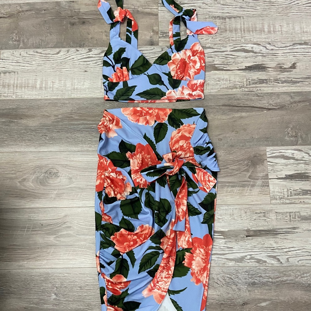 Featured! Boohoo - 2 Piece Floral Matching Crop & Tie Skirt - Size 4